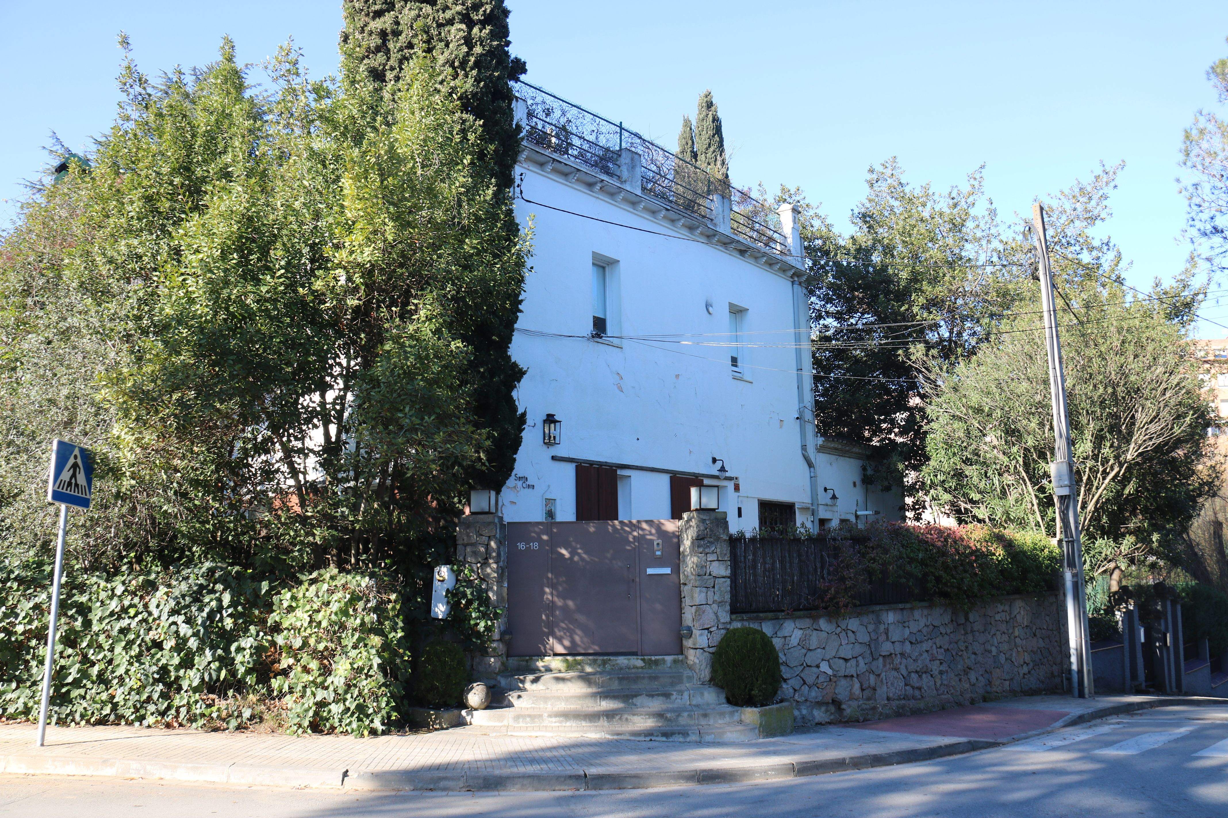 L'edifici que comprèn els números 16 i 18 del carrer Oceà Glacial de Sant Cugat del Vallès, objecte del desnonament de la família que viu al primer pis. FOTO: Albert Segura (ACN)