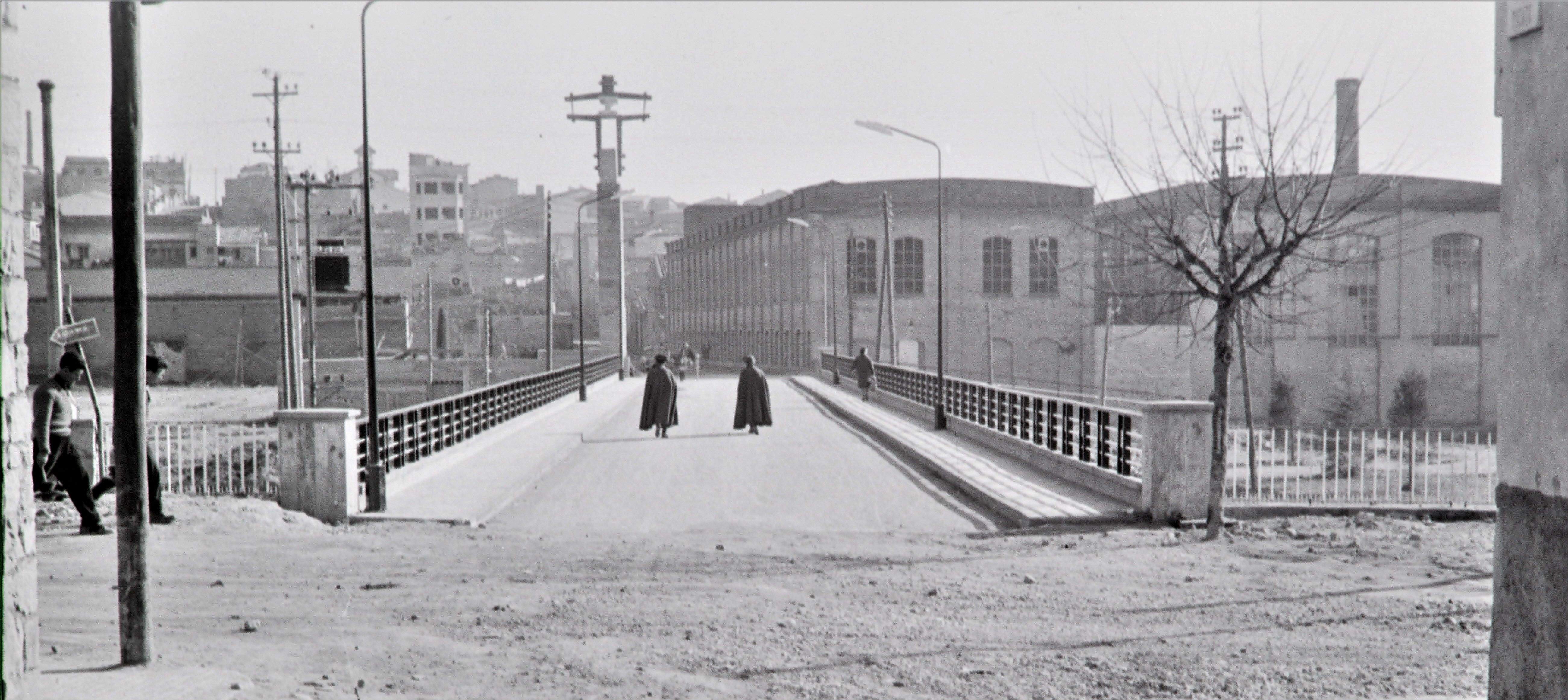 El pont del carrer Cadmo de Rubí, en els anys 60. FOTO: Josep Feliubadaló. Fons Josep Maria Roset/Arxiu Municipal de Rubí