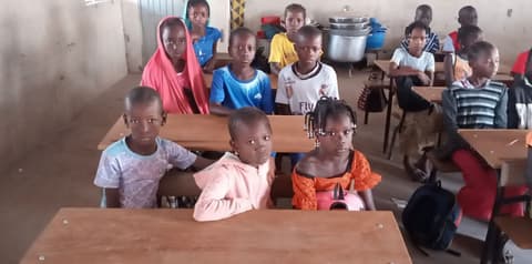 L'escola de futbol de Can Mir espera podera arreglar cinquanta pupitres més a l'escola de Bouloukounda. FOTO: CEF Can Mir27
