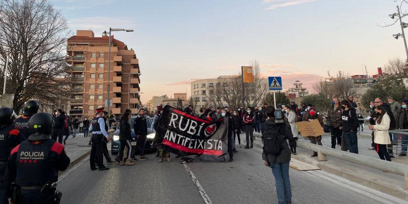 Manifestants antifeixistes a la rambleta Joan Miró envoltats de Mossos d'Esquadra. FOTO: NHS