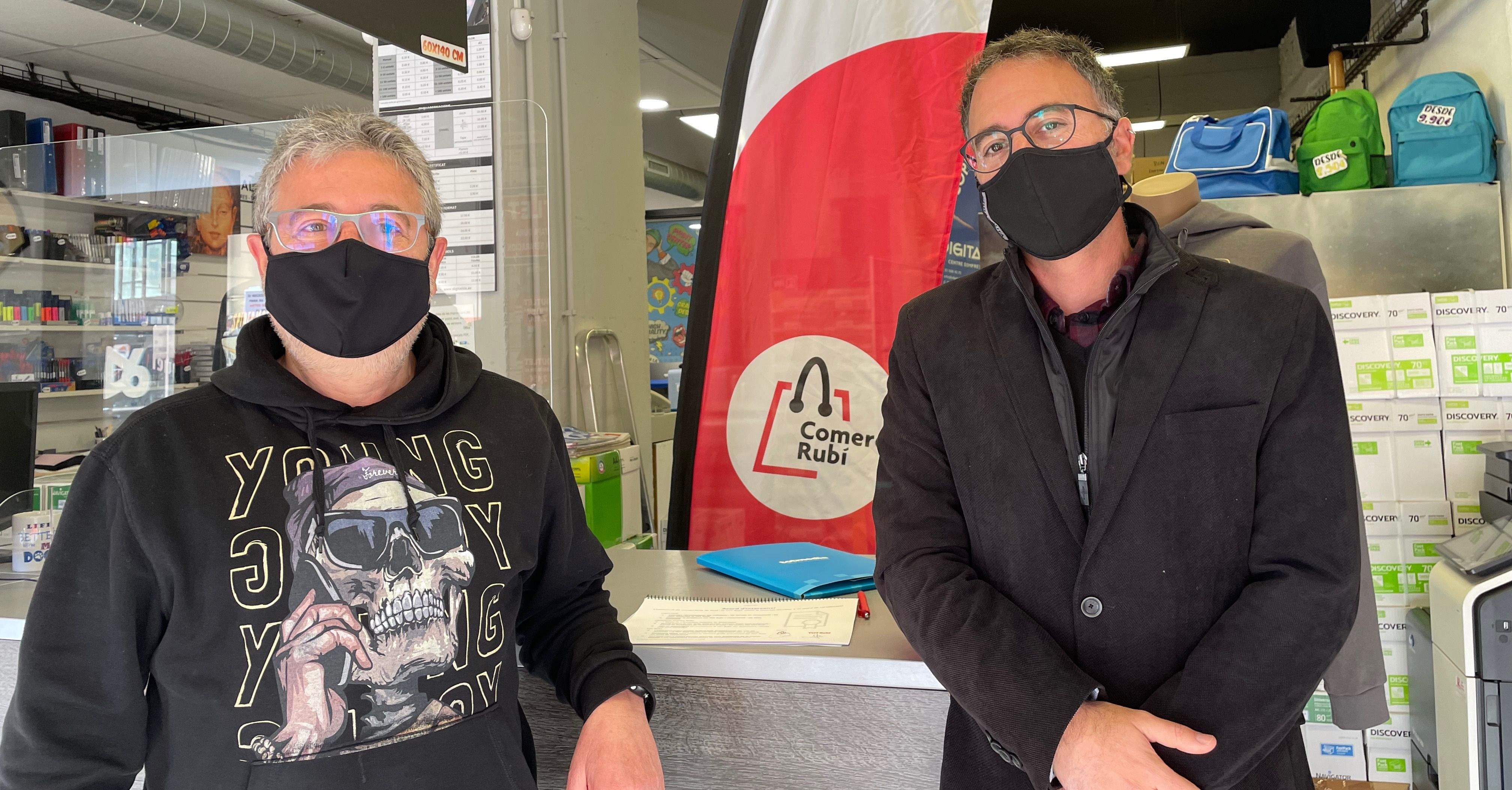  El president de l'associació Comerç Rubí, Miquel Ortuño, i Xavier Grau, editor de Totmedia. FOTO: Redacció