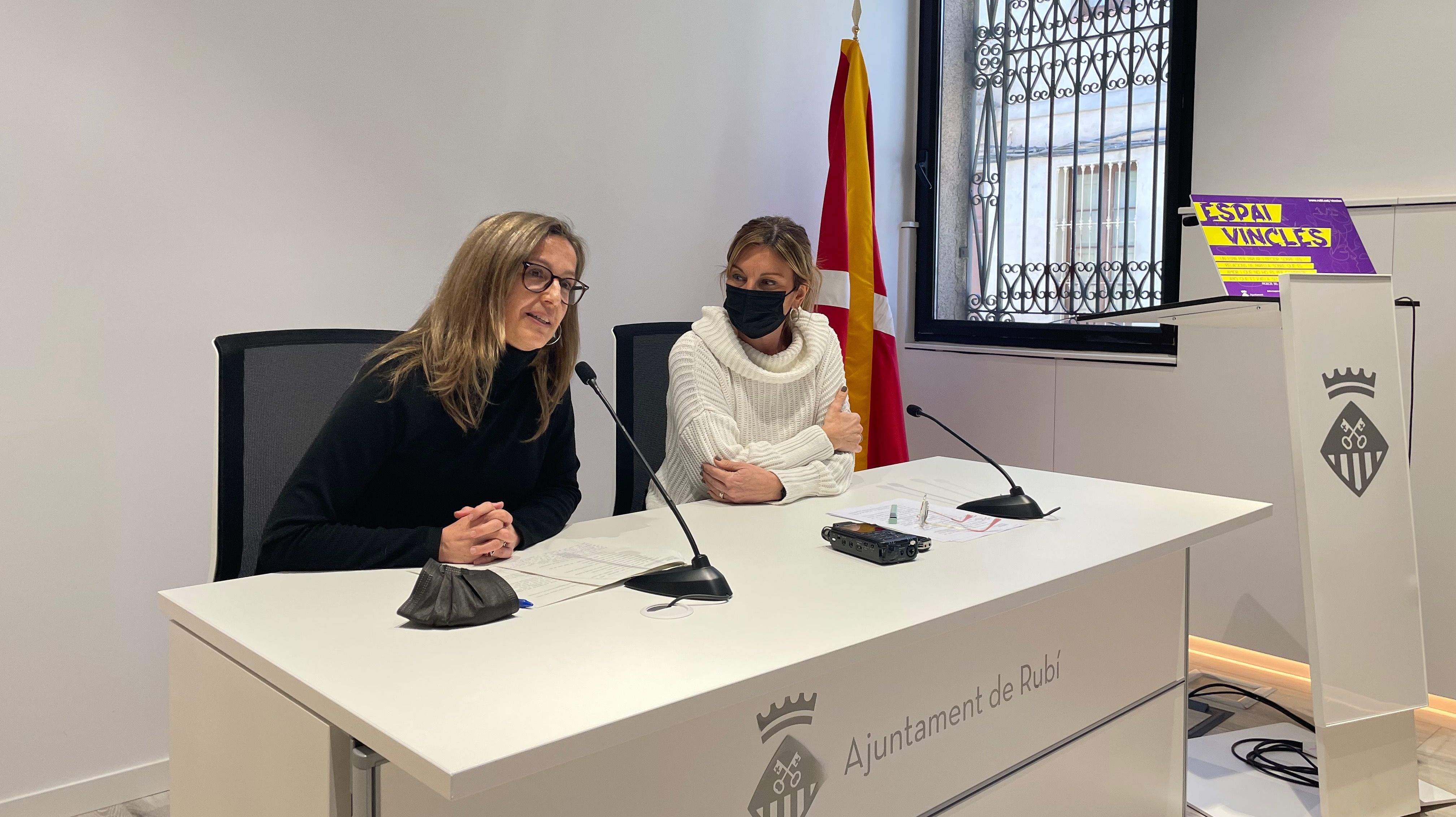 La regidora d'Igualtat i l'alcaldessa de Rubí durant la presentació de la nova iniciativa a instituts de Rubí per abordar la violència masclista. FOTO: NHS