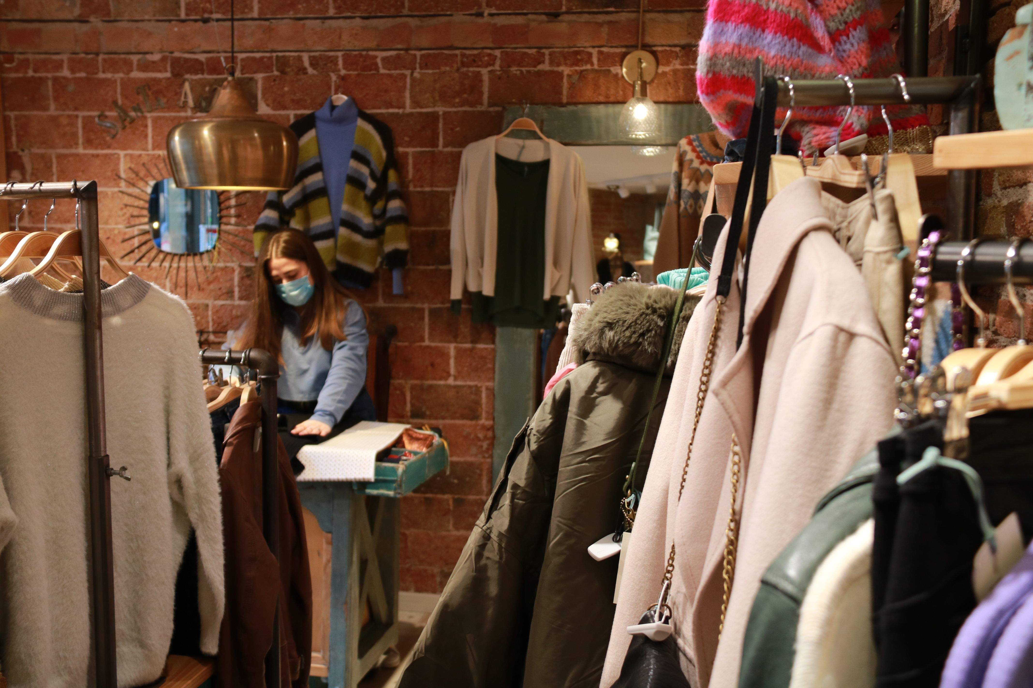 Una treballadora en una botiga de roba. FOTO: Albert Cadanet (ACN)