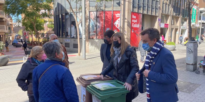 El regidor de Medi Ambient i l'alcaldessa de Rubí durant la presentació del nou servei de recollida porta a porta. FOTO: NHS