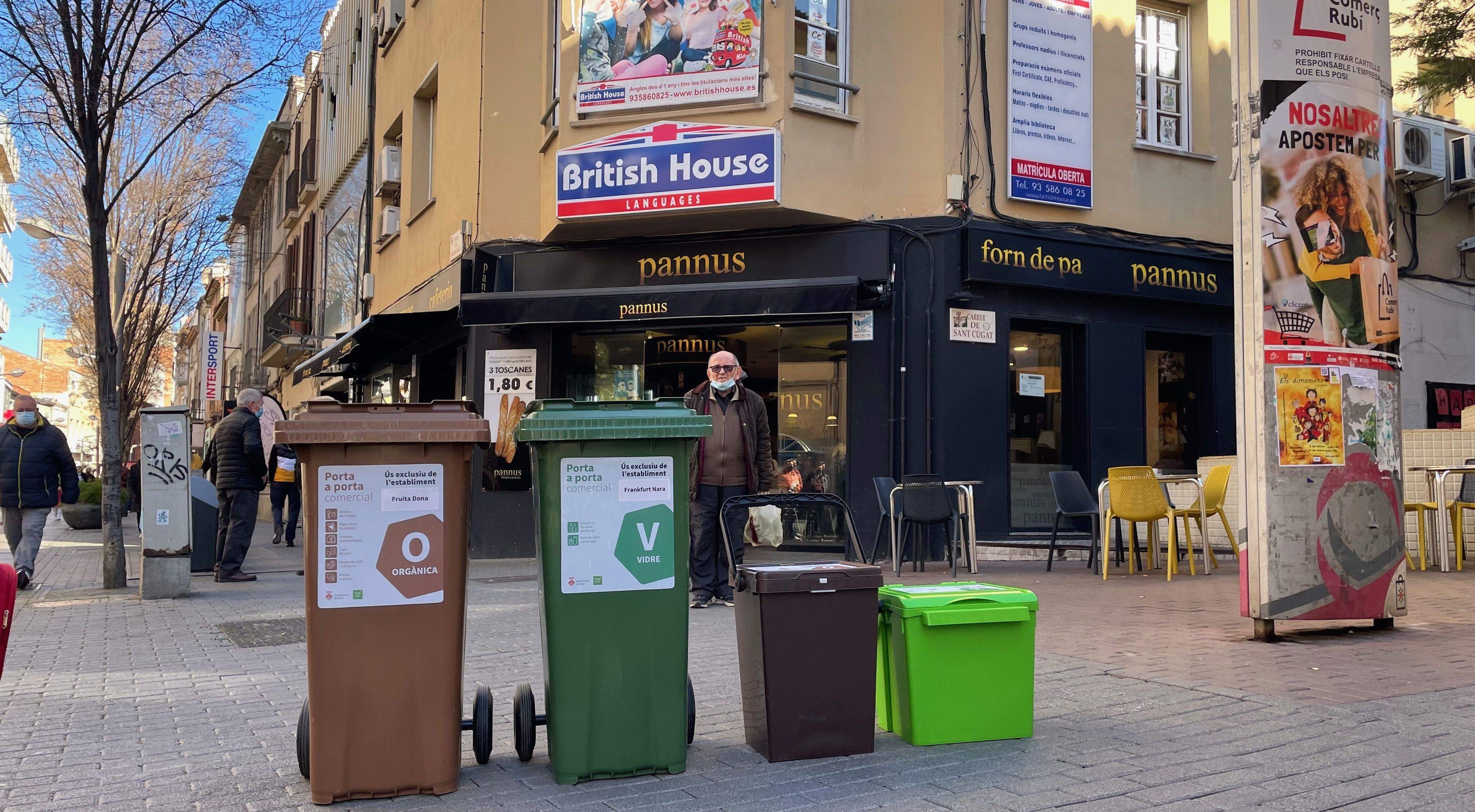 Els nous contenidors de la recollida de residus porta a porta exposats al carrer. FOTO: NHS Els nous contenidors de la recollida de residus porta a porta exposats al carrer. FOTO: NHS
