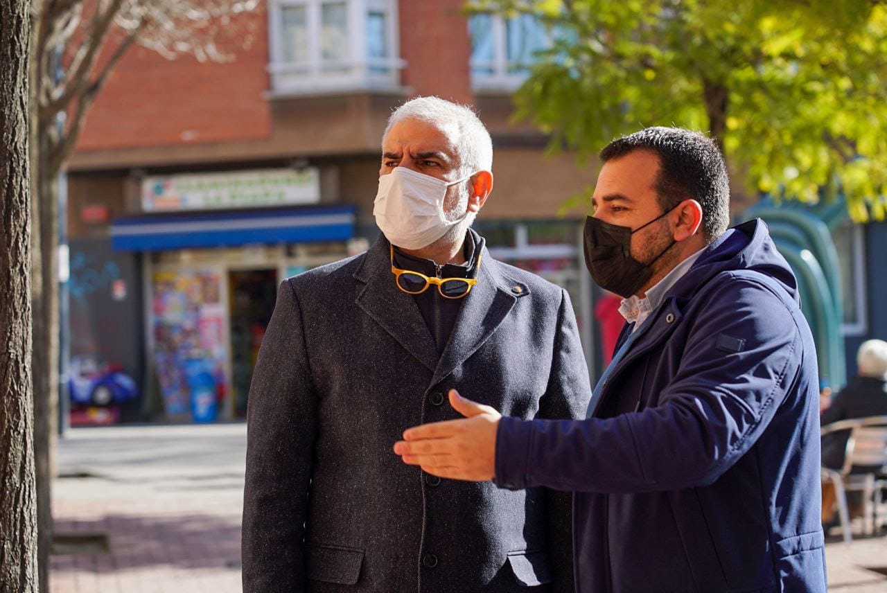El portaveu de Ciutadans al Parlament, Carlos Carrizosa, i Roberto Martín, al capdavant de la formació municipal, a la plaça Onze de Setembre de Rubí. FOTO: Cedida