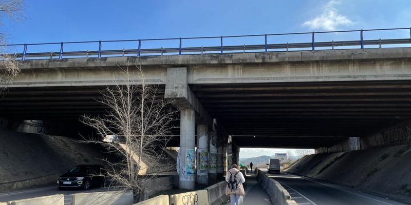 La carretera de Rubí al seu pas per sota el pont de l'AP-7. FOTO: NHS