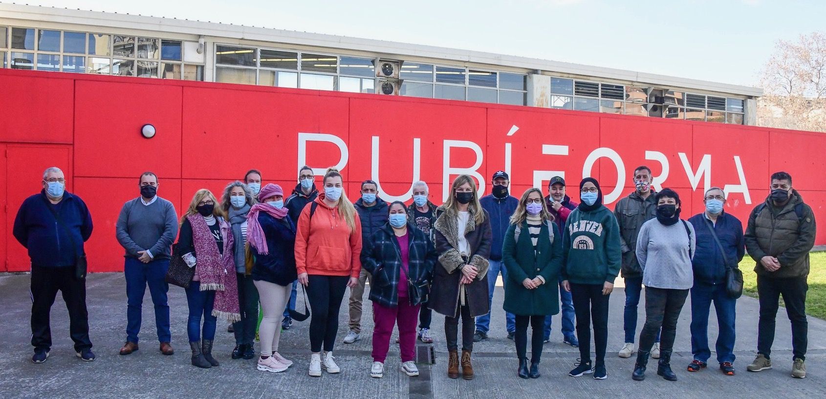’alcaldessa i regidors del govern municipal han donat la benvinguda a les 14 persones que s’incorporen al consistori. FOTO: Ajuntament de Rubí – Localpres