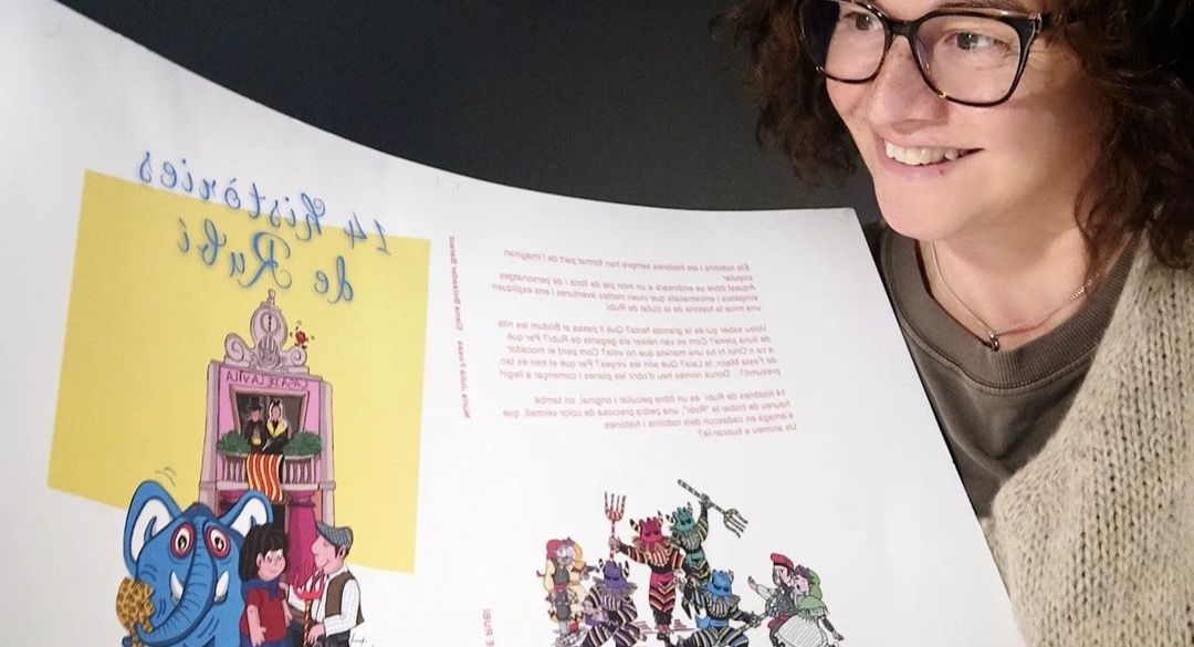 L’escriptora Núria Julià amb un exemplar de "14 Històries de Rubí". FOTO: Cedida