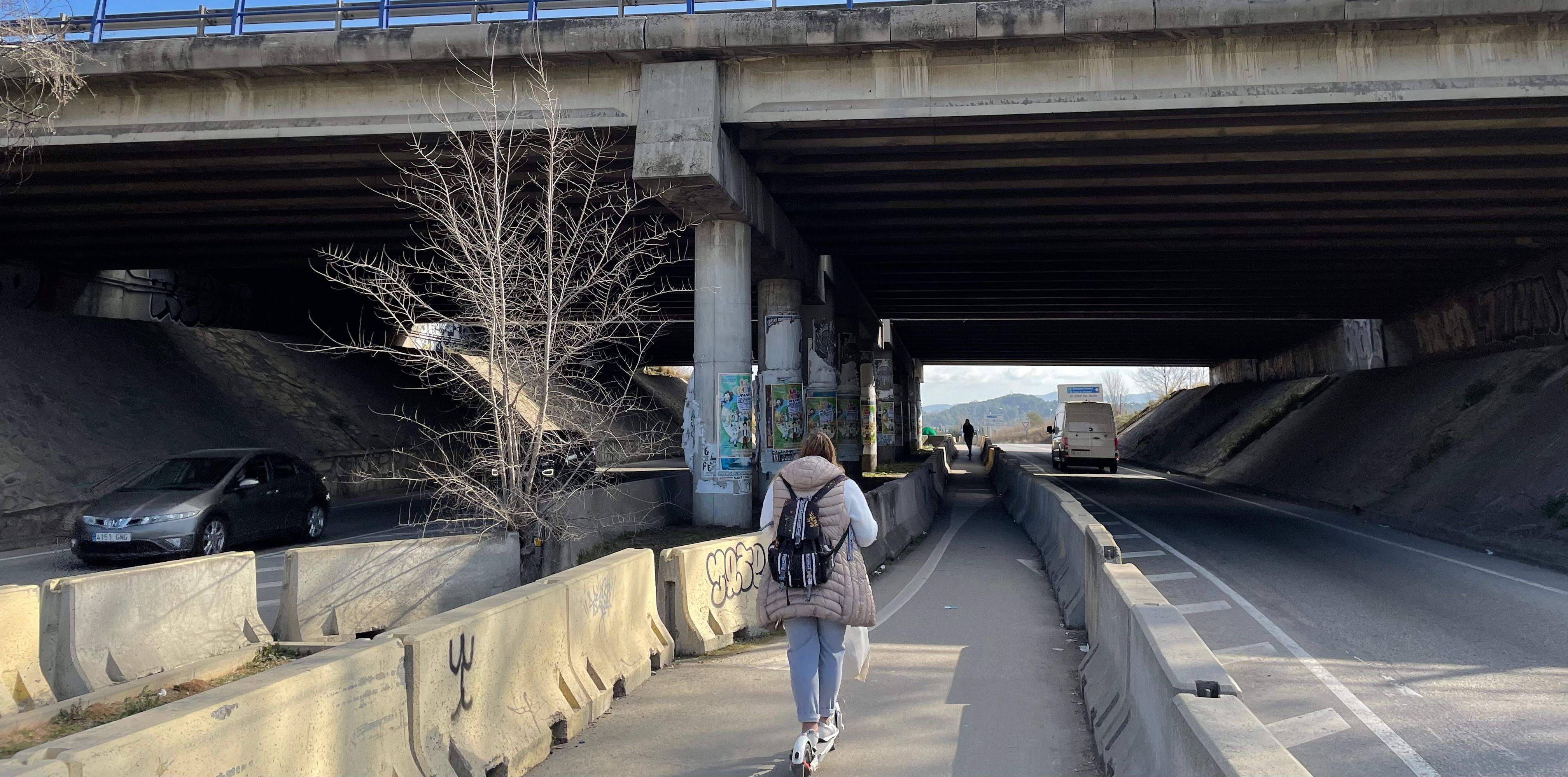 Una persona amb patinet elèctric creuant el pas sota l'AP-7 des de Rubí en direcció a Sant Cugat. FOTO: NHS