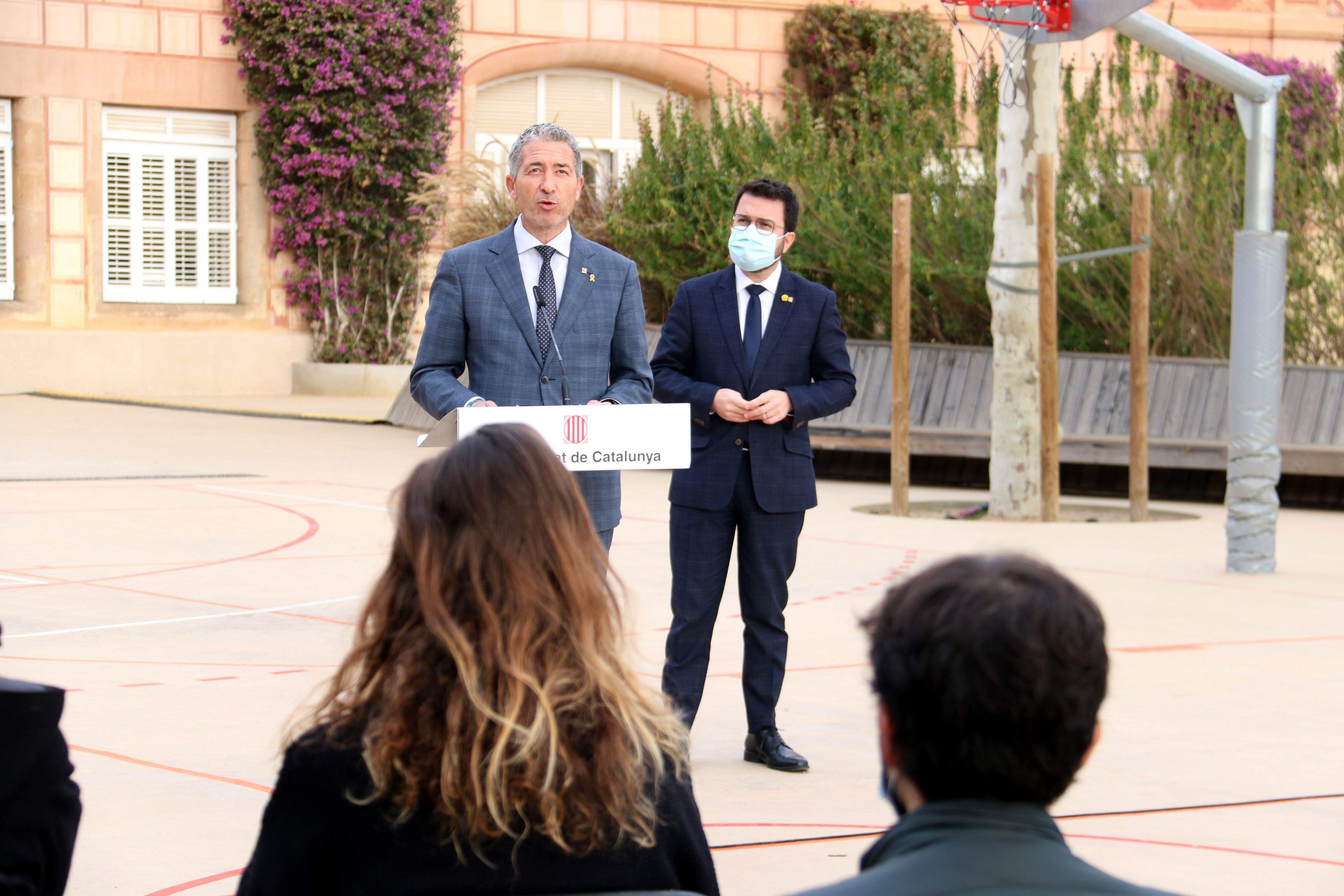 El conseller d'Educació, Josep Gonzàlez-Cambray, en roda de premsa aquest dijous, juntament amb el president de la Generalitat, Pere Aragonès. FOTO: ACN