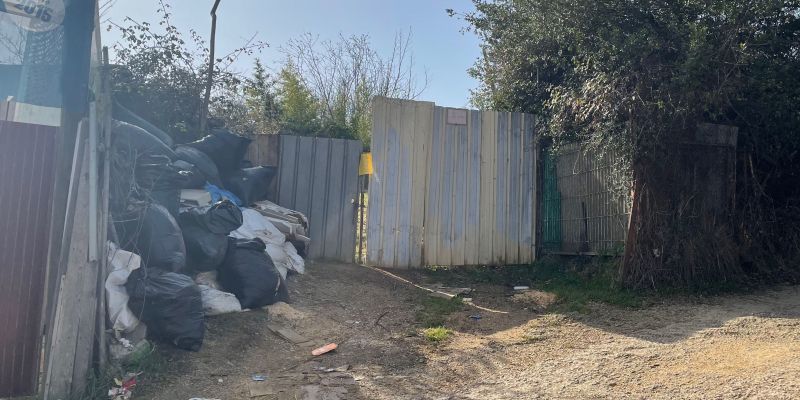 Entrada d'una de les parcel·les del voltant del Castell, envoltada de bosses d'escombraries. FOTO: NHS