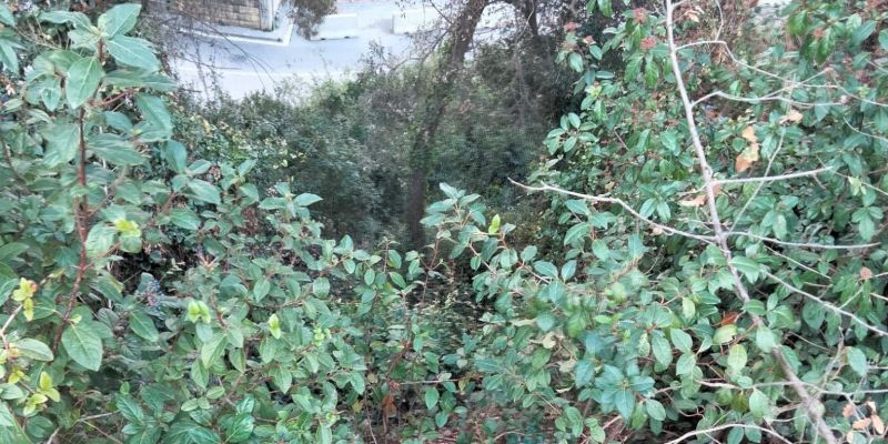 Desnivell entre la carretera de Rubí a Ullastrell i el carrer de les Piscines. FOTO: Cedida