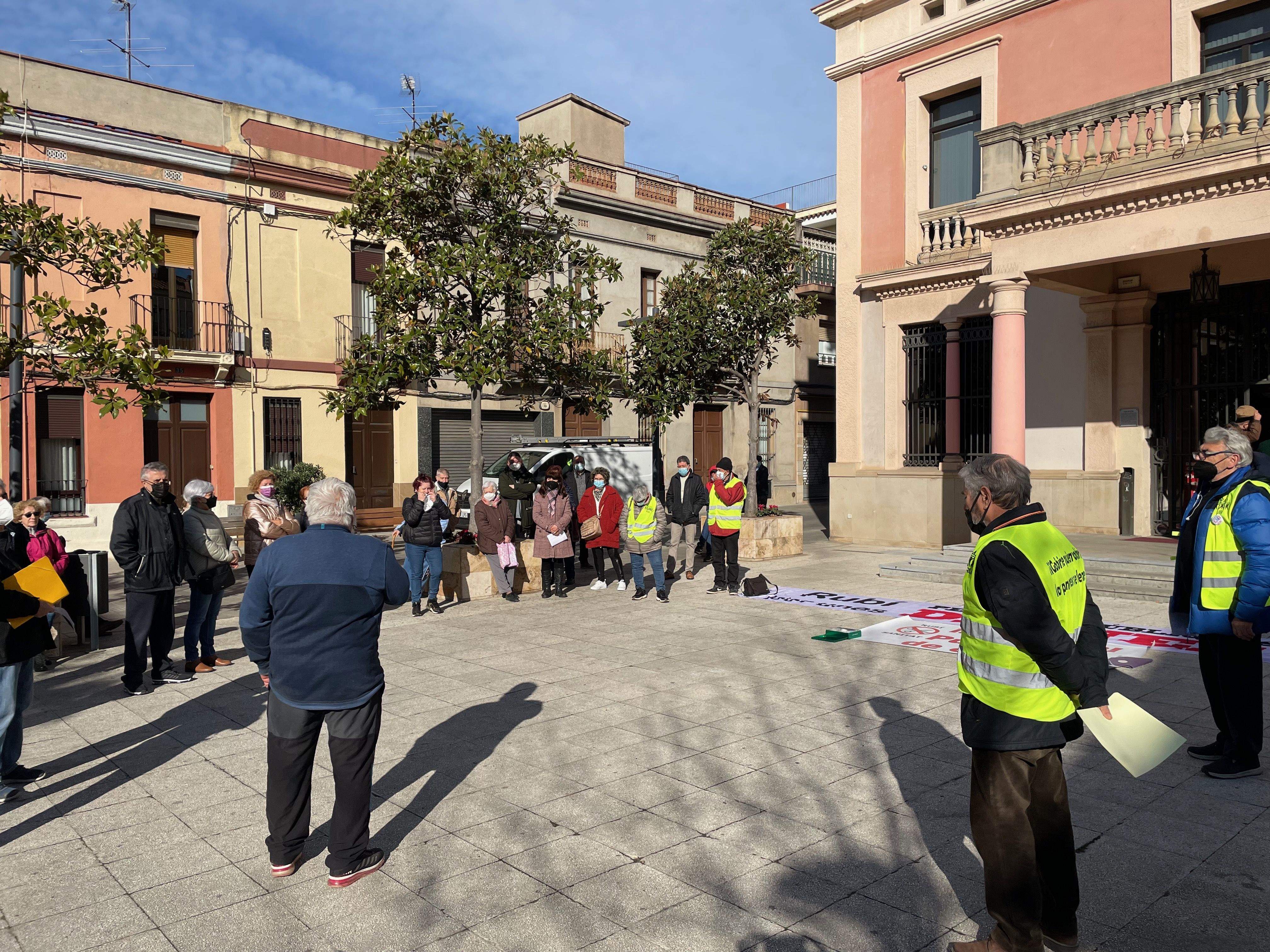 El Moviment per unes Pensions Dignes i Rubí en una concentració de fa uns mesos a la plaça de Pere Aguilera. FOTO: NHS
