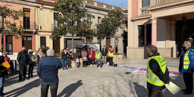 Concentració del Moviment per unes Pensions Dignes i Rubí Sanitat aquest dimarts a la plaça de Pere Aguilera. FOTO: NHS
