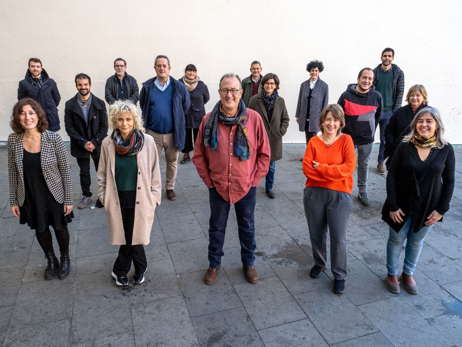 Candidatura de Xavier Antich (tercer per la dreta de la primera fila) per a la junta d'Òmnium Cultural, amb la periodista Mònica Terribas (segona per l'esquerra) com a candidata a la vicepresidència primera. FOTO: Òmnium Cultural