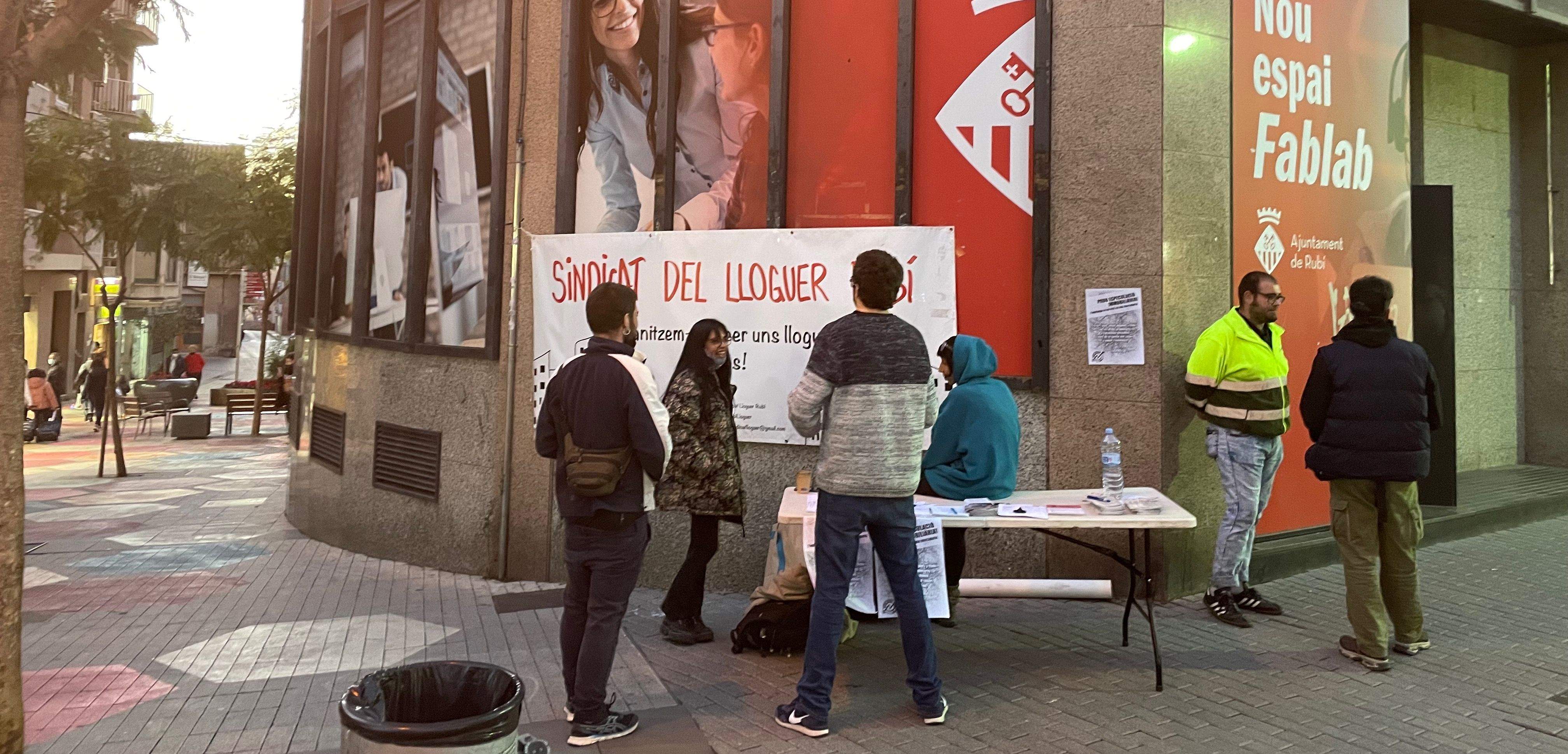 Taula informativa del Sindicat de Llogateres a Rubí aquest dijous. FOTO: NHS