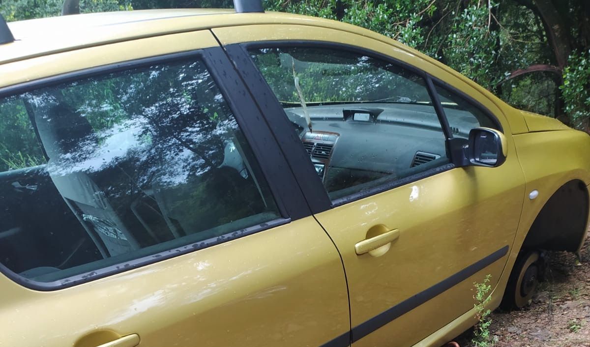 El cotxe del B. i la seva parella a Susqueda, clavat a terra després d'haver estat empès. FOTO: Cedida