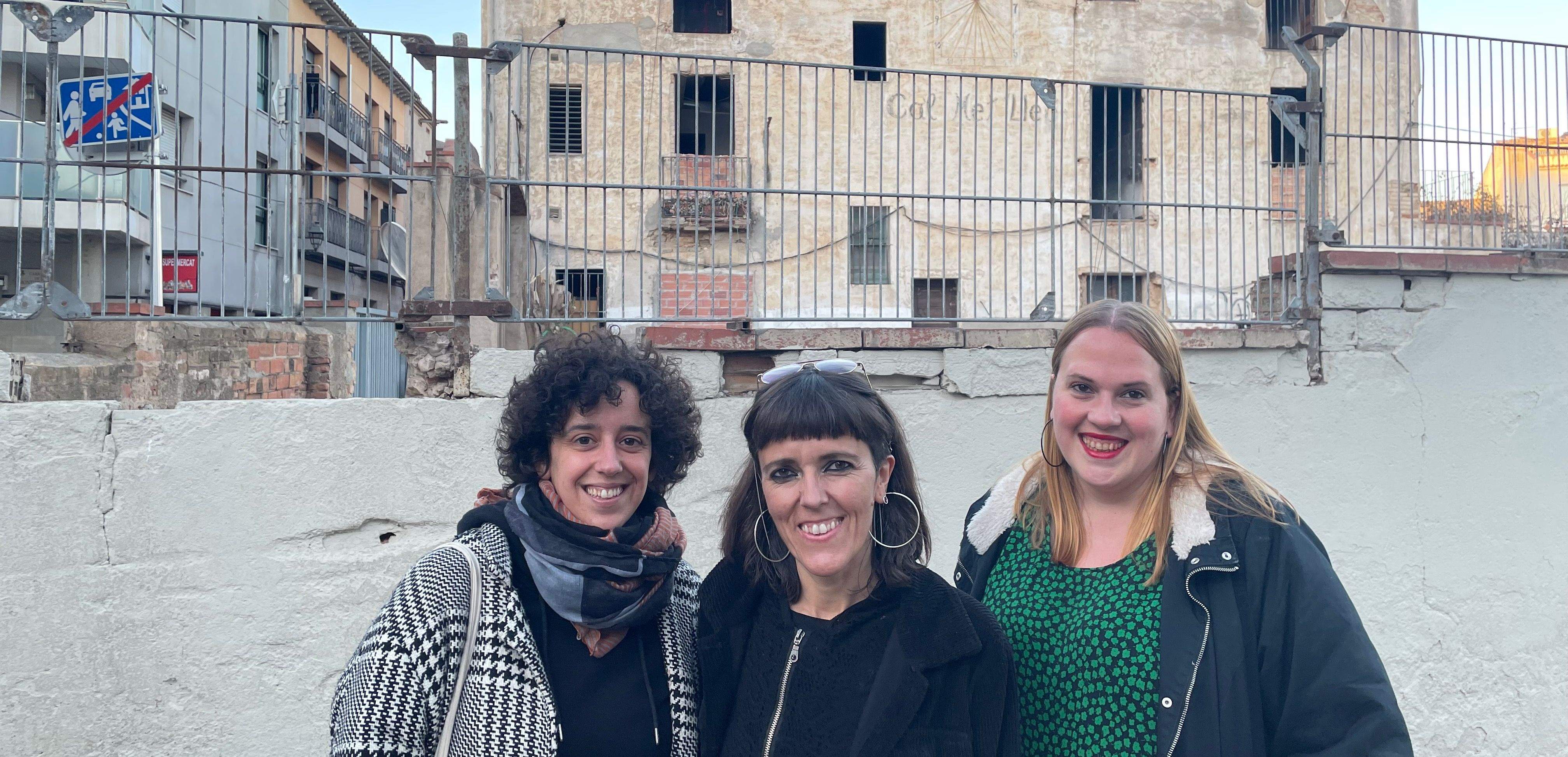 La regidora de l'AUP, Betlem Cañizar, juntament amb altres membres de la formació, davant la masia de Cal Met Lleó. FOTO: NHS