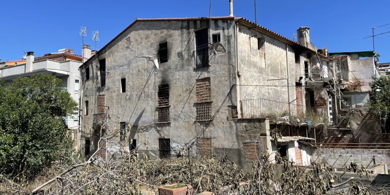 La masia de Cal Met Lleó a l'estiu, abans de desaparèixer el safareig. FOTO: NHS