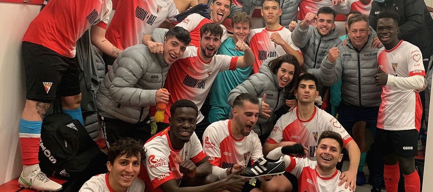 Celebració dels jugadors de la UE Rubí després de guanyar el partit al Club Junior FC Sant Cugat. FOTO: Cedida Celebració dels jugadors de la UE Rubí després de guanyar el partit al Club Junior FC Sant Cugat. FOTO: Cedida