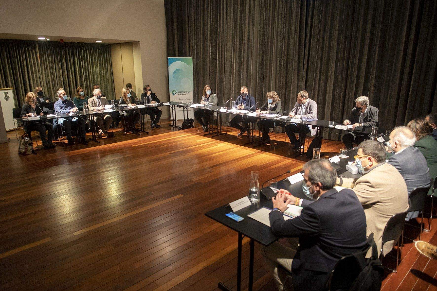 Moment de la reunió dels municipis que integren l'Arc Metropolità, amb la consellera Teresa Jordà. FOTO: Ajuntament de Terrassa