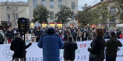 Imatge de la lectura del manifest de Rubí Solidari. FOTO: Arnau Martínez