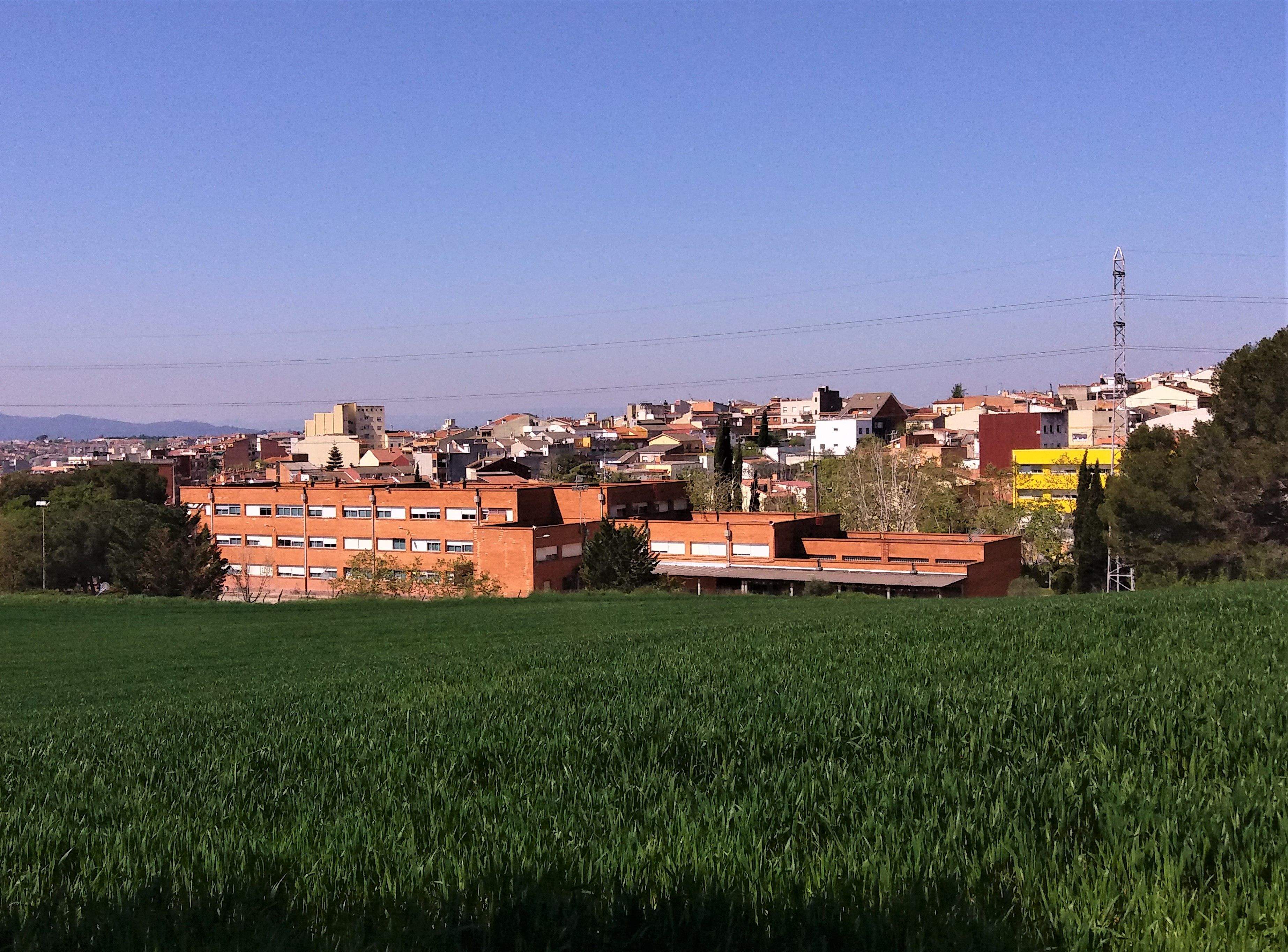 L’Institut Escola Teresa Altet des dels camps de Ca n’Oriol. FOTO: Arxiu d’Òmnium Cultural Rubí  L’Institut Escola Teresa Altet des dels camps de Ca n’Oriol. FOTO: Arxiu d’Òmnium Cultural Rubí