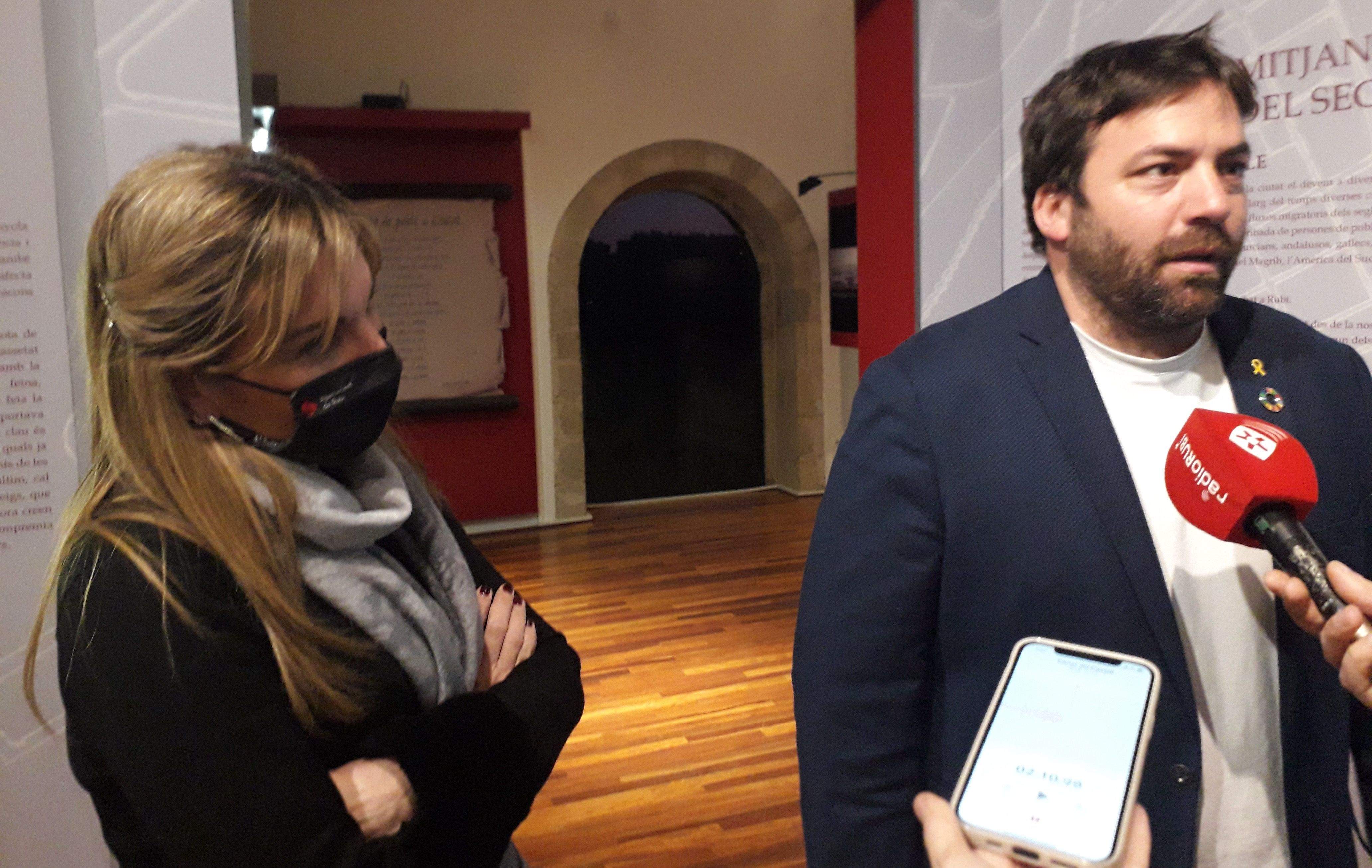 L'alcaldessa de Rubí, Ana María Martínez, i el director de l'Agència de Residus de Catalunya, Isaak Peraire, al Castell. FOTO: Redacció