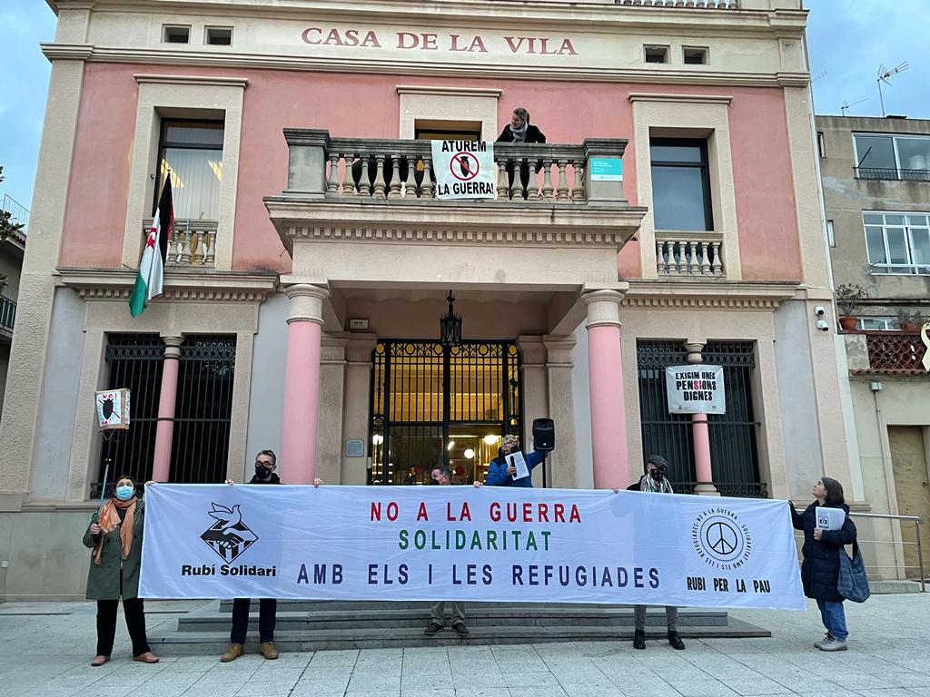 Manifestació de Rubí Solidari contra la guerra d'Ucraïna el 25 de febrer de 2022. FOTO: Arnau Martínez