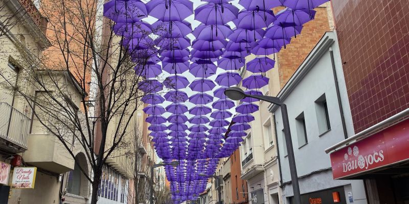 Els paraigües liles en el marc del Umbrella Sky Project per commemorar el Dia de la Dona només estaran en el mes de març. FOTO: NHS