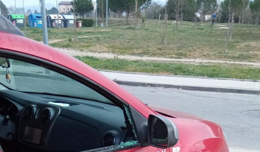 Cotxe amb els vidres al barri de Sant Jordi Parc. FOTO: Cedida