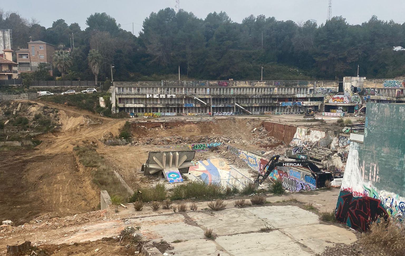 Obres d'enderrocament de les antigues piscines de Castellnou aquest dimecres. FOTO: Cedida Obres d'enderrocament de les antigues piscines de Castellnou aquest dimecres. FOTO: Cedida