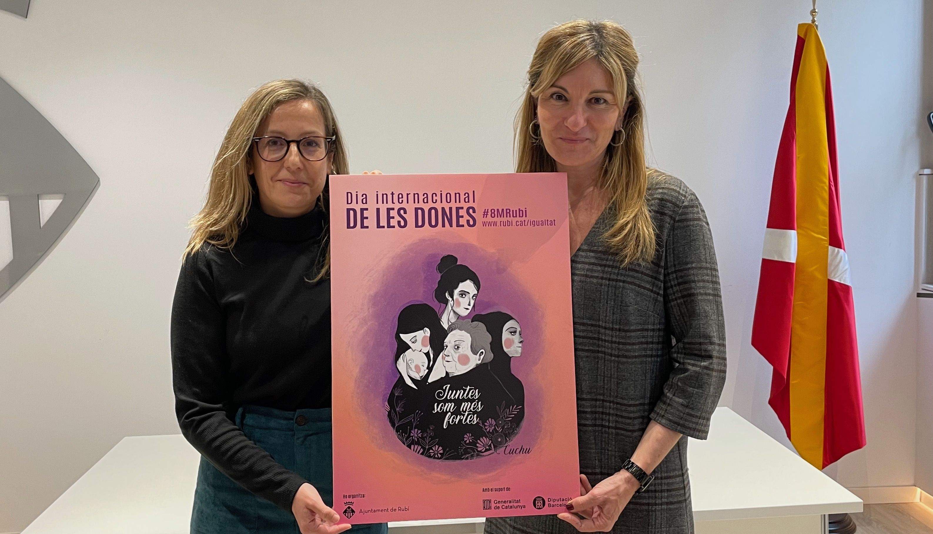 La regidora d'Igualtat i l'alcaldessa de Rubí amb el cartell del Dia de la Dona, elaborat per l'artista local Cuchu. FOTO: NHS