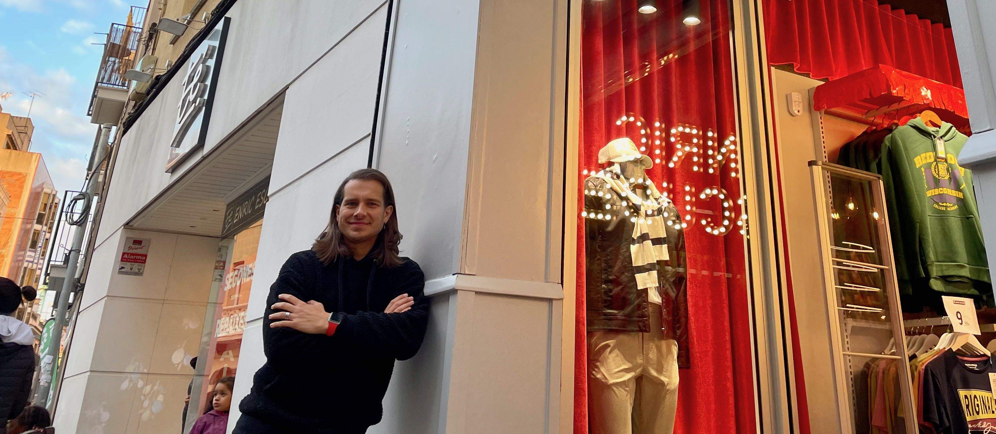 L'Enric Escudé davant l'aparador de la seva nova botiga de roba a Rubí. FOTO: NHS