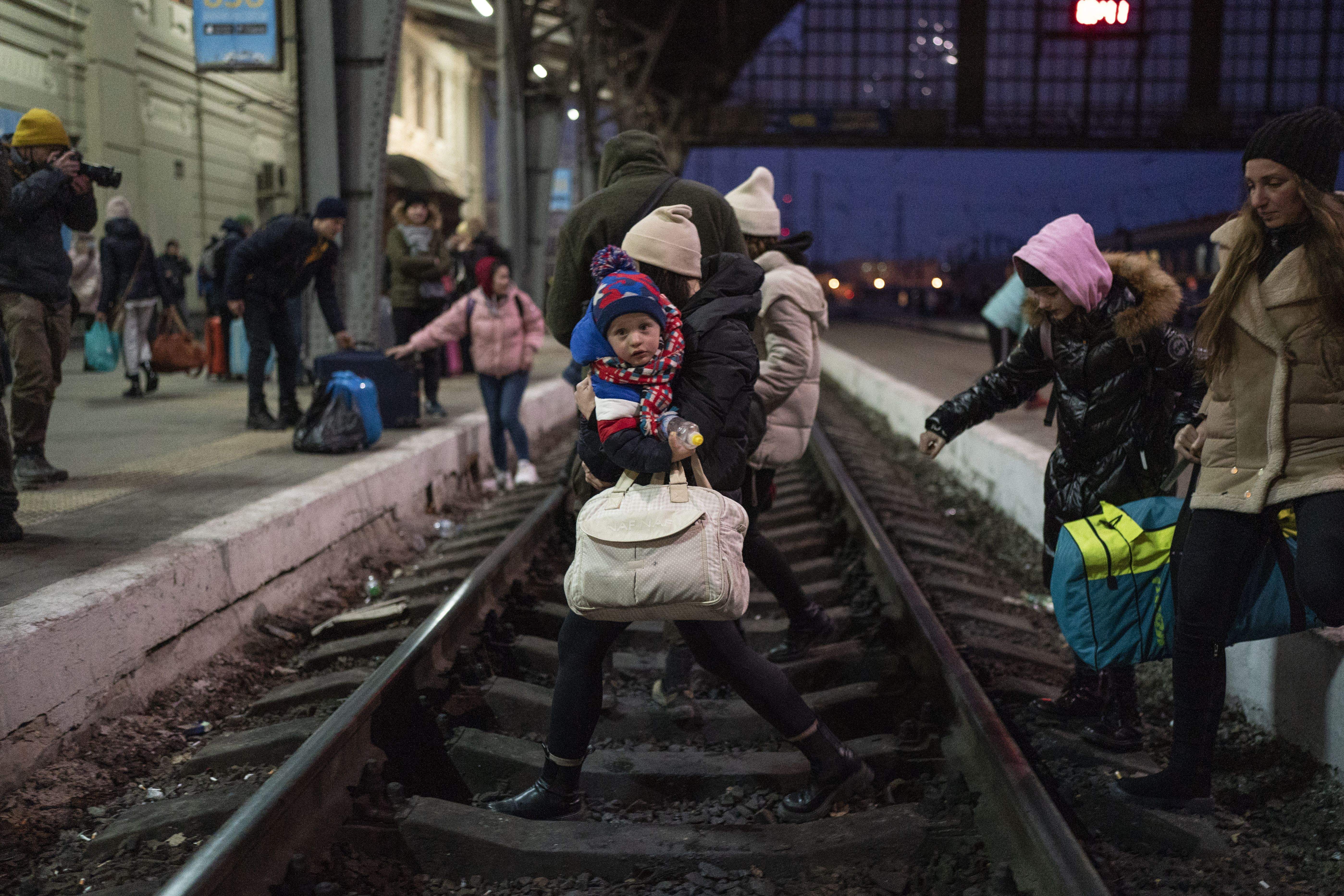 Desplaçats d'Ucraïna a l'estació de tren de Lviv. FOTO: Joan Mateu Parra (ACN)