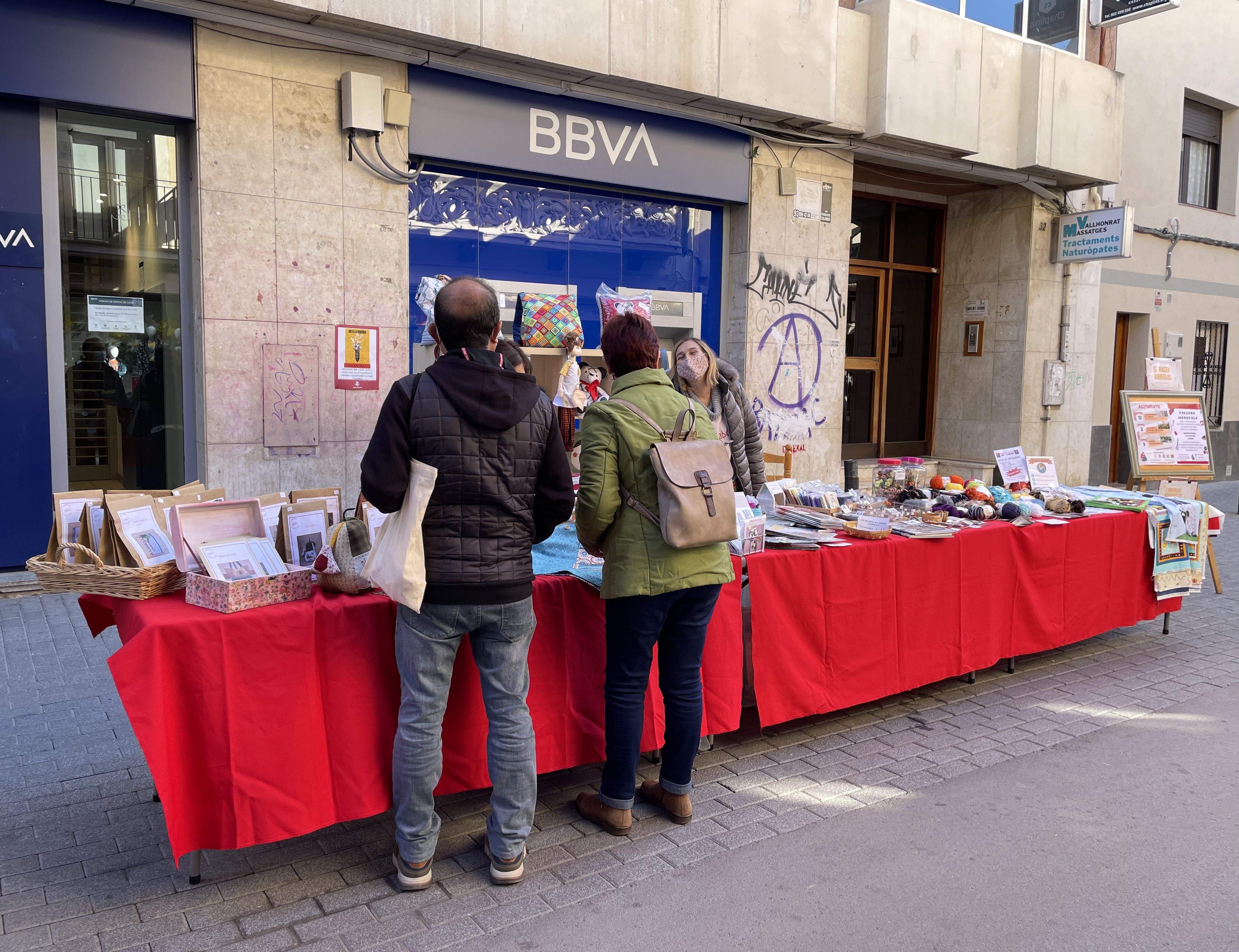 Diversos comerços han participat en la jornada de Fora Estocs, com la Merceria Mercè Tot Labors. FOTO: Arnau Martínez