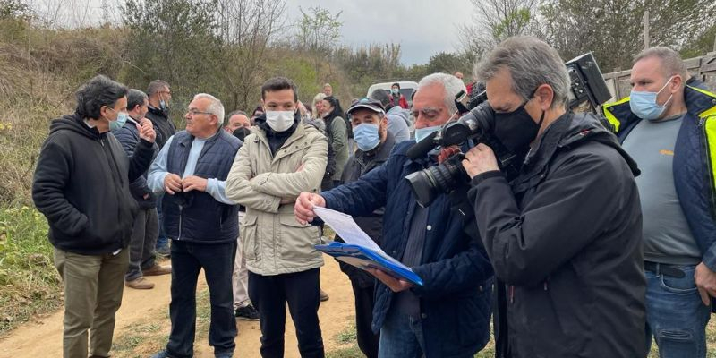 Jose Multa ensenya el seu contracte d'arrendament del terreny a Societat Cerámicas Egara SA a un càmera de TV-3. FOTO: NHS