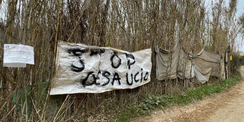 Una pancarta contra el desallotjament a la zona d'horts i barraques del Castell. FOTO: NHS