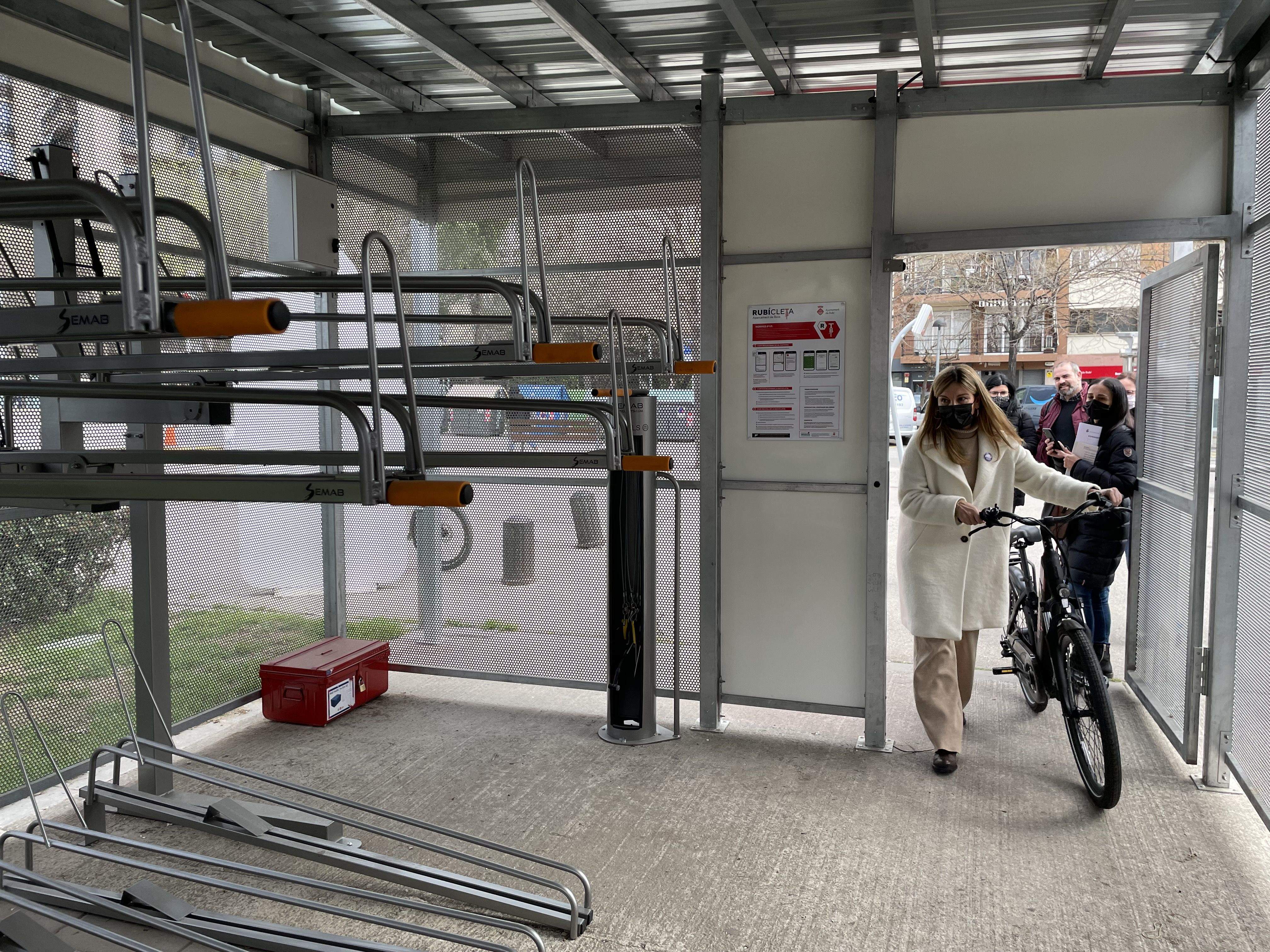 L'alcaldessa de Rubí, Ana María Martínez, a l'entrada del nou servei Rubicleta. FOTO: NHS