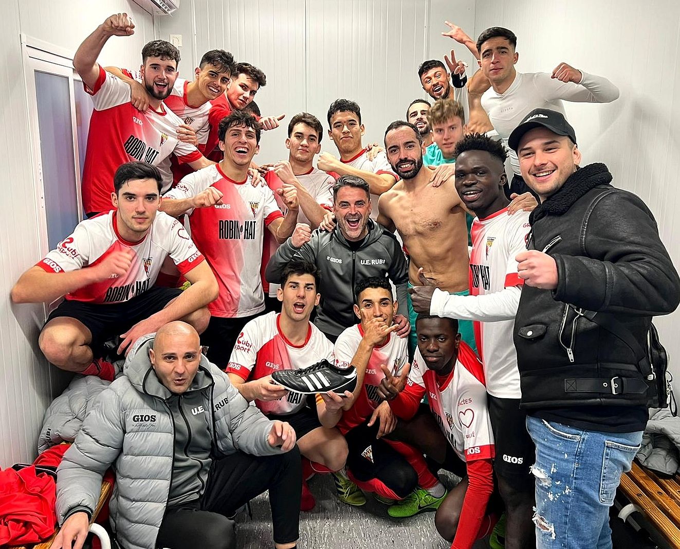 Celebració de la UE Rubí B després de guanyar el partit a la U.D Les Fonts. FOTO: Cedida