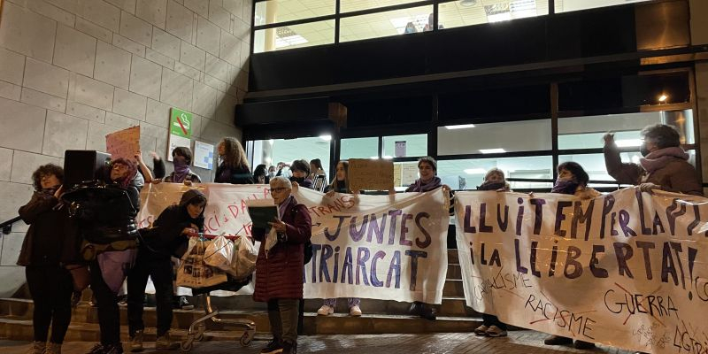 Parlament d’una pensionista, membre de la Coordinadora Estatal per la Defensa del Sistema Públic, davant el CAP Anton de Borja, aquest 8M a Rubí. FOTO: NHS