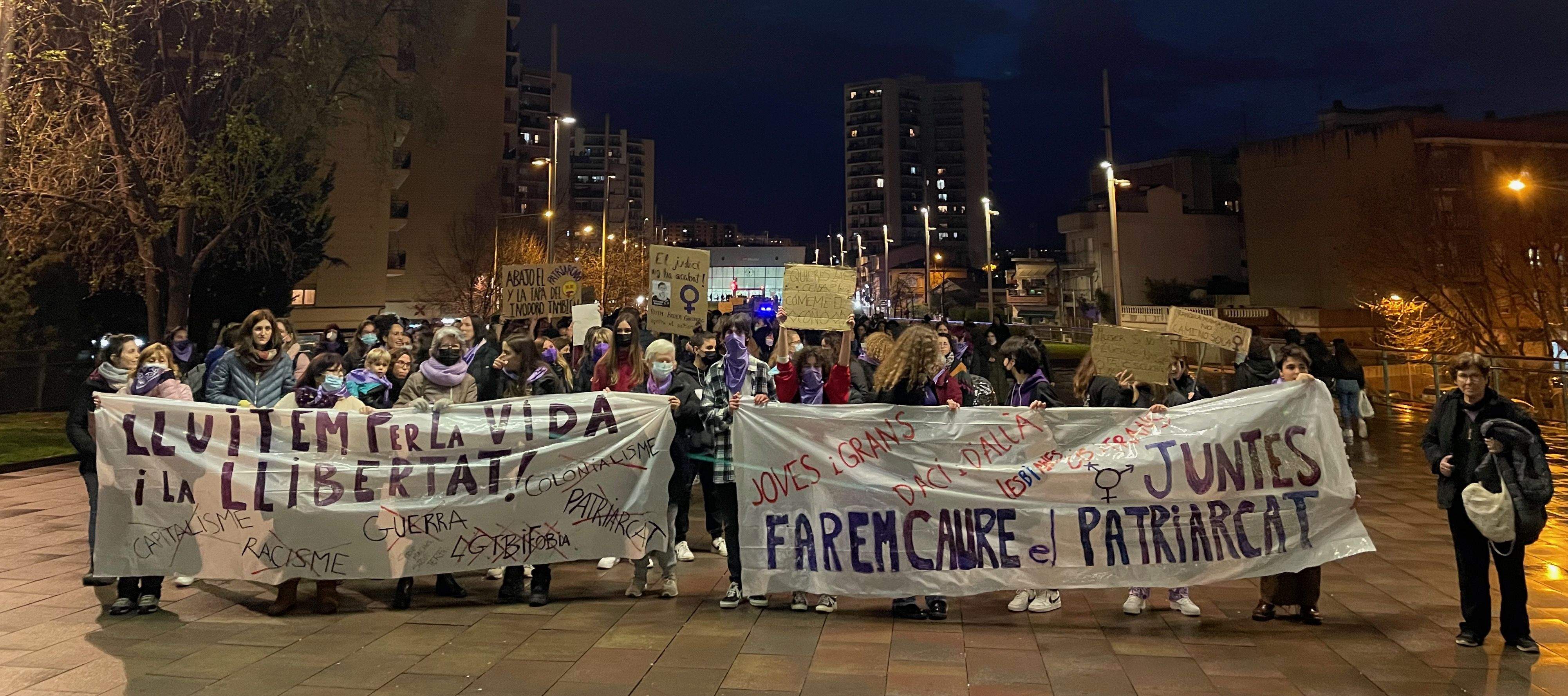 Capçalera de la manifestació amb motiu del 8 de març a la rambla del Ferrocarril de Rubí. FOTO: NHS