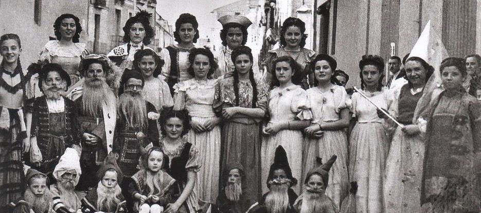 Grup de teatre femení del Casal Popular en els anys 40. FOTO: Arxiu Municipal de Rubí/Montserrat Saumell  Grup de teatre femení del Casal Popular en els anys 40. FOTO: Arxiu Municipal de Rubí/Montserrat Saumell