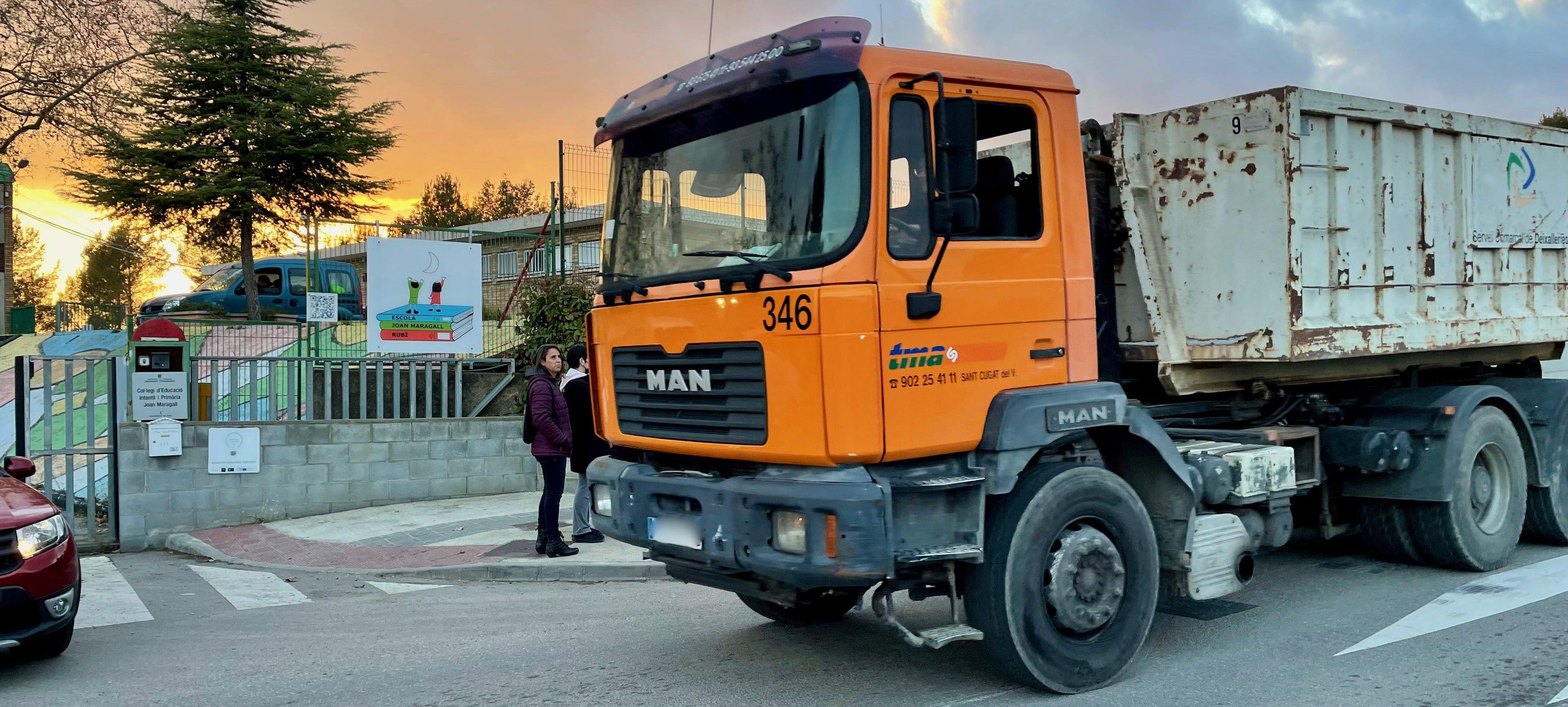 Un camió passa per davant l'escola Joan Maragall, al Camí d'Ullastrell. FOTO: NHS Un camió passa per davant l'escola Joan Maragall, al Camí d'Ullastrell. FOTO: NHS