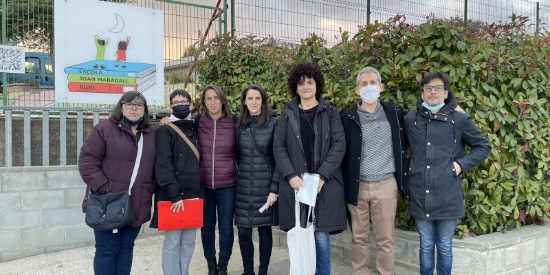 Membres de la nova plataforma per la pacificació del Camí d'Ullastrell davant l'escola Joan Maragall. FOTO: NHS