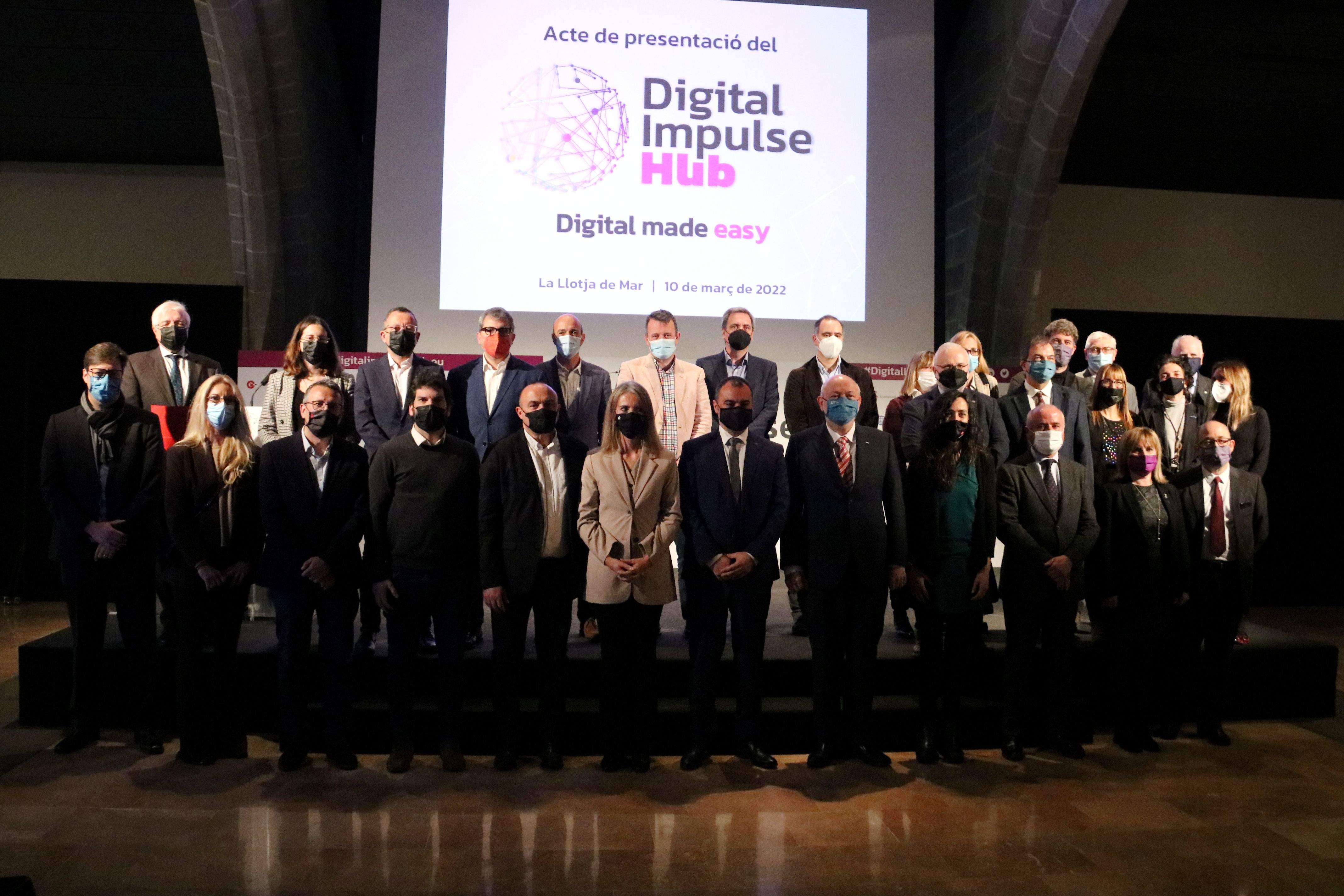 Foto de família dels impulsors del Digital Impulse Hub després de la presentació a la Llotja de Mar. FOTO: Lluis Sibils i Miquel Vera