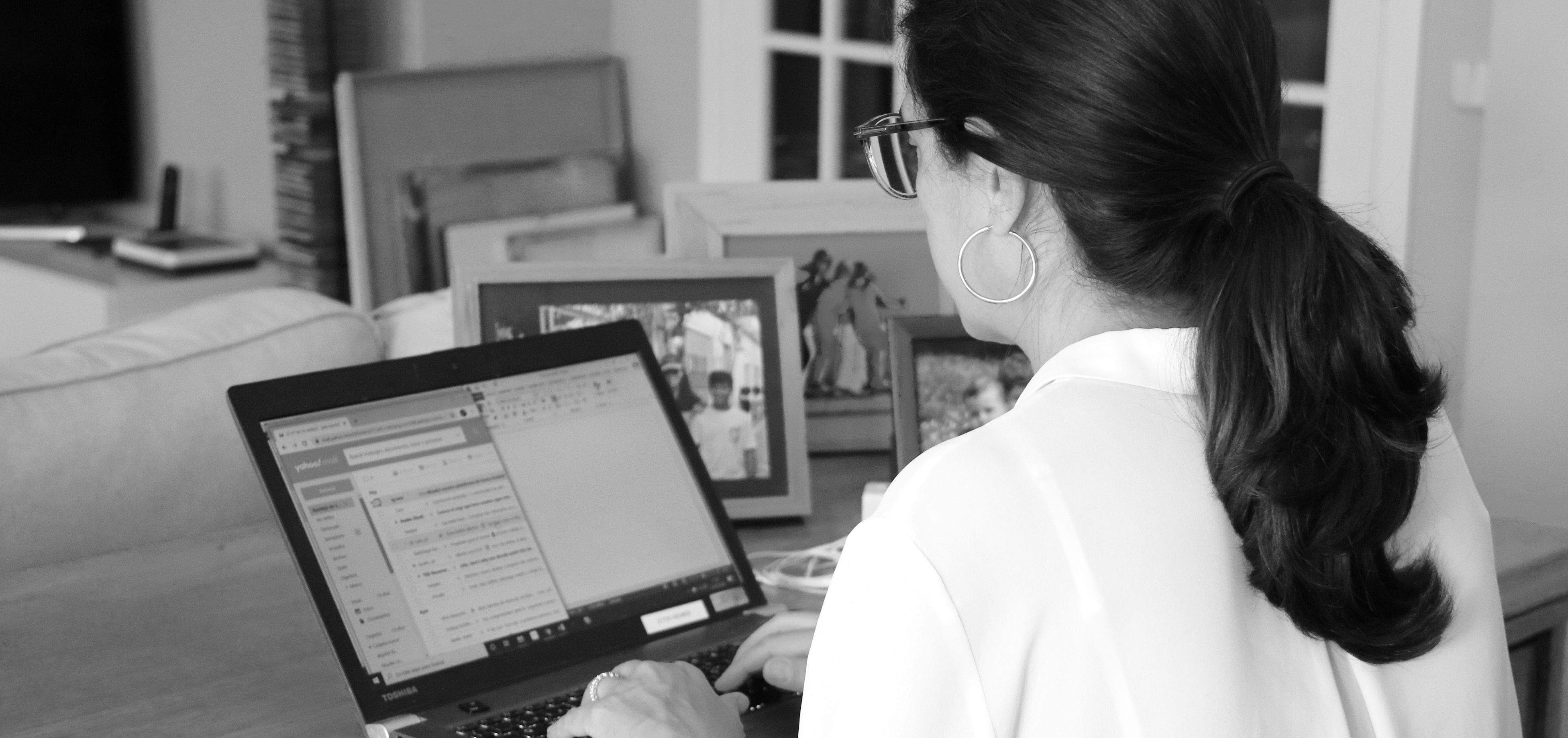 Una dona teletreballant. FOTO: Marta Casado (ACN)