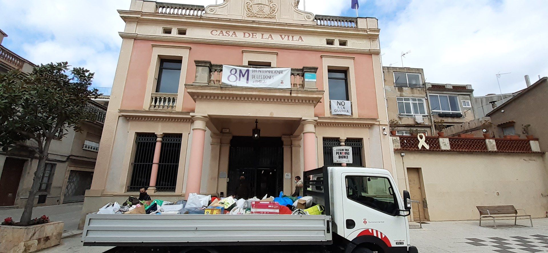 La col·laboració ciutadana ha permès omplir 10 camions com aquest d'ajuda humanitària. FOTO: Ajuntament de Rubí  La col·laboració ciutadana ha permès omplir 10 camions com aquest d'ajuda humanitària. FOTO: Ajuntament de Rubí