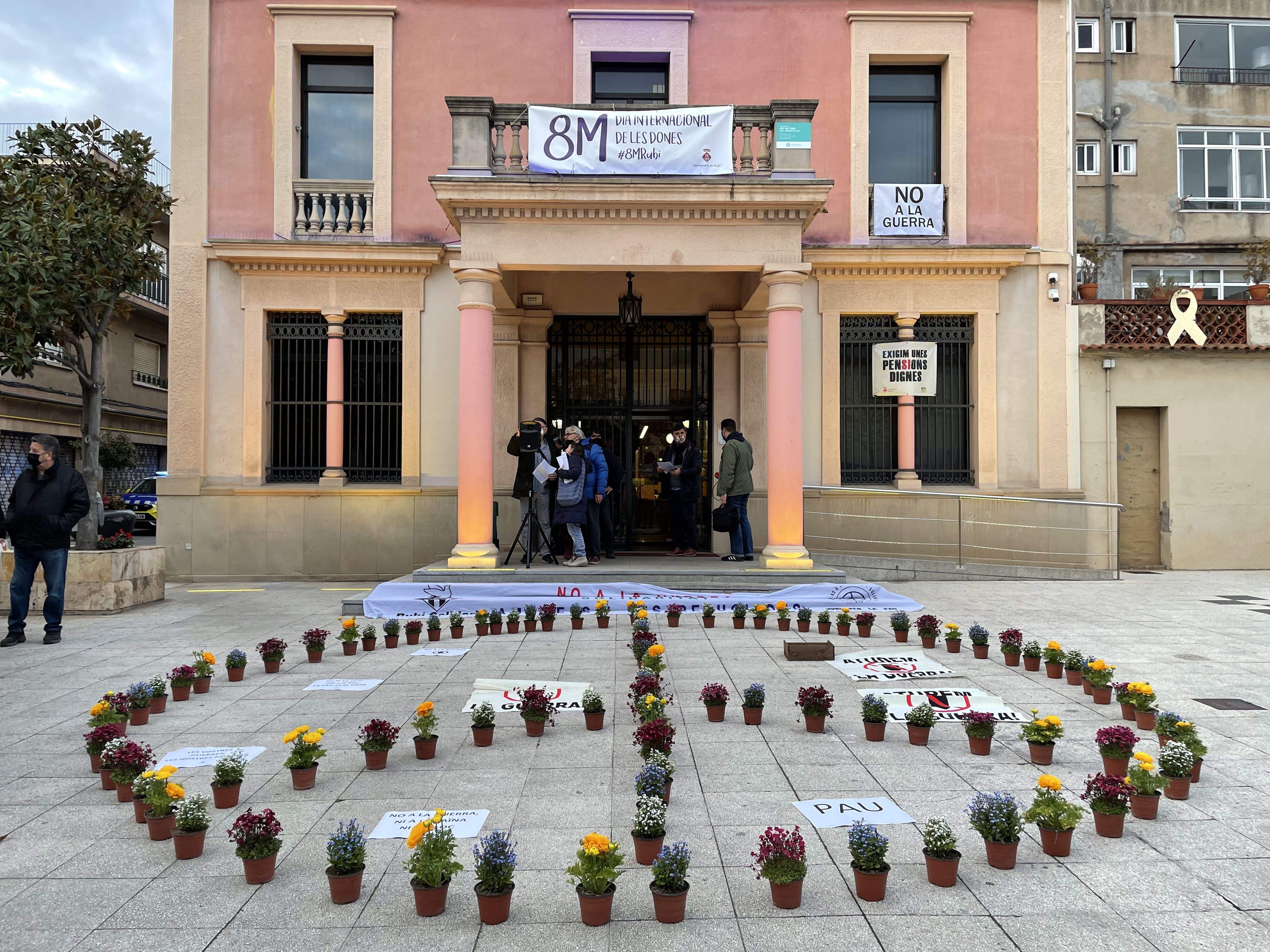Rubí Solidari amb la col·laboració de la ciutadania dona 2000 euros a la Comissió Catalana d'Ajuda al Refugiat. FOTO: Arnau Martínez